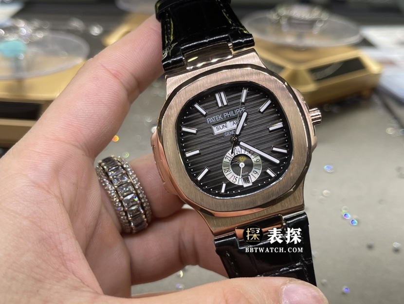 百达翡丽运动优雅真金真钻定制一比一超A精仿手表男士黑色渐变盘皮带款正面实拍图