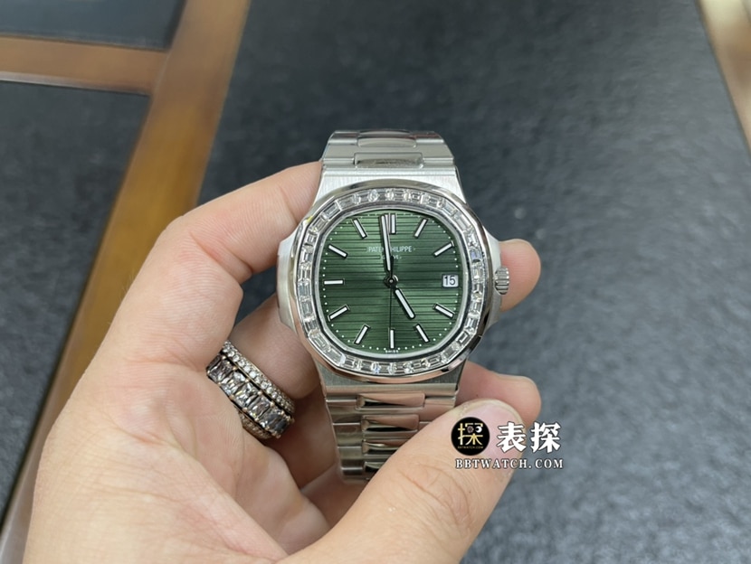 百达翡丽运动优雅真金真钻定制一比一顶级复刻手表男士绿盘镶钻钢带款正面实拍图