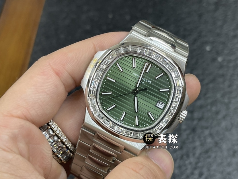 百达翡丽运动优雅真金真钻定制一比一顶级复刻手表男士绿盘镶钻钢带款正面实拍图