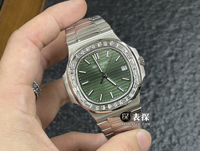 百达翡丽运动优雅真金真钻定制一比一顶级复刻手表男士绿盘镶钻钢带款正面实拍图