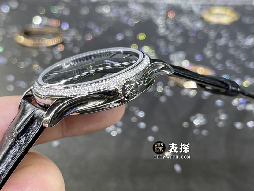 百达翡丽古典表真金真钻定制顶级一比一精仿手表男士黑盘镶钻皮带款侧面实拍图