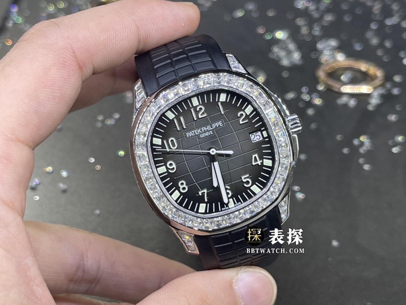 百达翡丽真金真钻定制一比一超A精仿手表女士黑色浮雕盘镶钻橡胶款正面实拍图