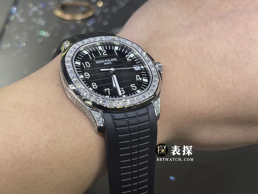 百达翡丽真金真钻定制一比一超A精仿手表女士黑色浮雕盘镶钻橡胶款佩戴实拍图