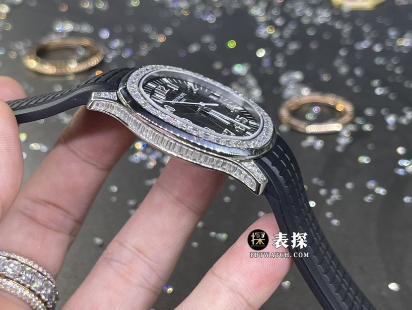 百达翡丽真金真钻定制一比一超A精仿手表女士黑色浮雕盘镶钻橡胶款侧面实拍图