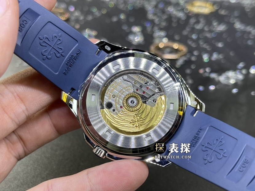 百达翡丽真金真钻定制超A高仿手表女士蓝盘镶钻橡胶款背面实拍图