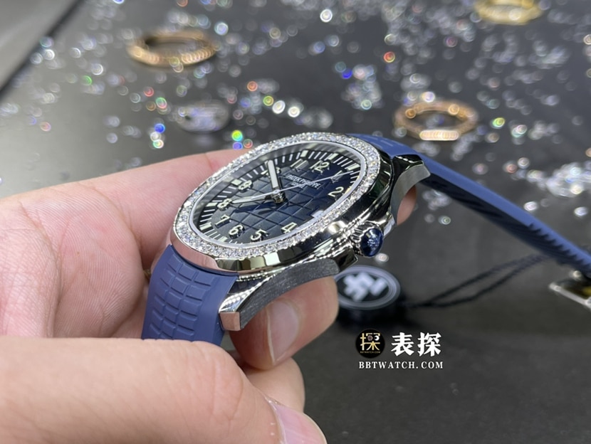百达翡丽真金真钻定制超A高仿手表女士蓝盘镶钻橡胶款侧面实拍图