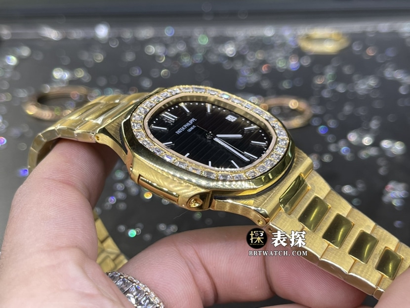 百达翡丽运动优雅真金真钻定制一比一顶级复刻手表女士黑色镶钻黄金钢带款侧面实拍图