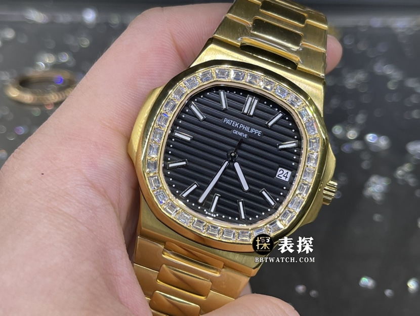 百达翡丽运动优雅真金真钻定制一比一顶级复刻手表女士黑色镶钻黄金钢带款正面实拍图