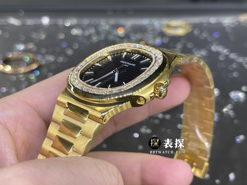 百达翡丽运动优雅真金真钻定制一比一顶级复刻手表女士黑色镶钻黄金钢带款侧面实拍图
