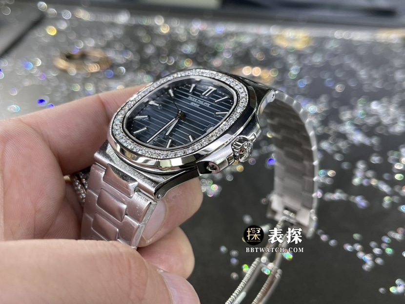百达翡丽运动优雅真金真钻定制男士蓝色日辉纹盘镶钻钢带款侧面实拍图