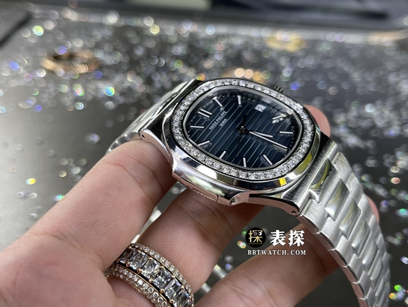 百达翡丽运动优雅真金真钻定制男士蓝色日辉纹盘镶钻钢带款侧面实拍图