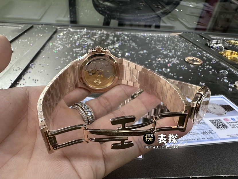 百达翡丽运动优雅真金真钻定制一比一超A精仿手表女士蜜金色莹彩盘镶钻钢带款表扣实拍图