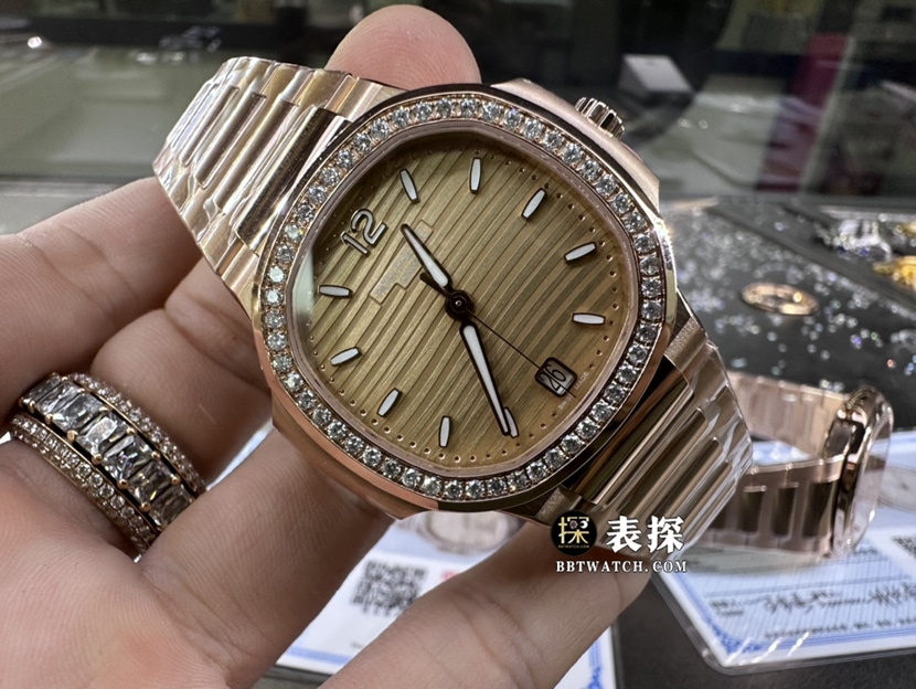 百达翡丽运动优雅真金真钻定制一比一超A精仿手表女士蜜金色莹彩盘镶钻钢带款正面实拍图