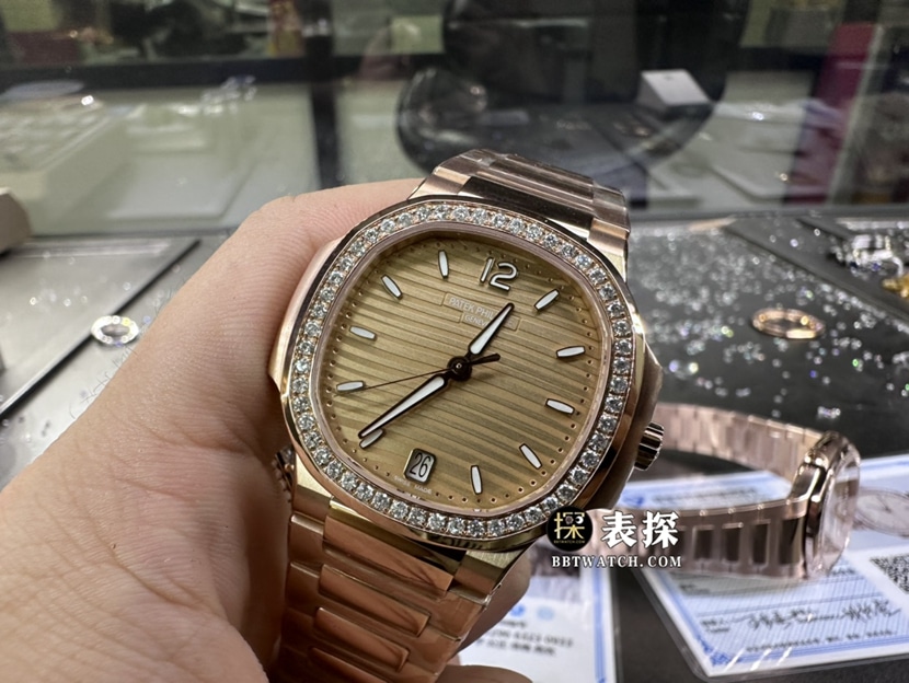 百达翡丽运动优雅真金真钻定制一比一超A精仿手表女士蜜金色莹彩盘镶钻钢带款正面实拍图