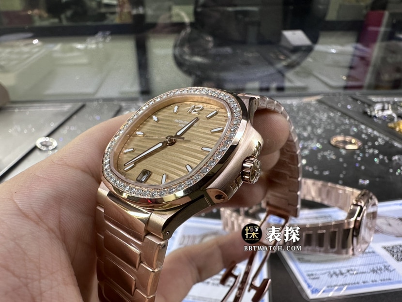 百达翡丽运动优雅真金真钻定制一比一超A精仿手表女士蜜金色莹彩盘镶钻钢带款侧面实拍图