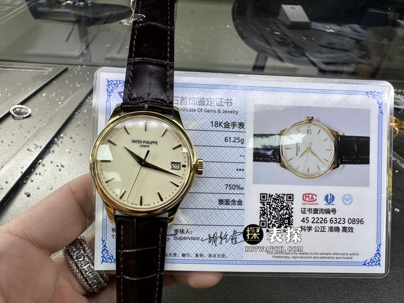 百达翡丽古典表真金真钻定制超A高仿手表男士象牙白盘皮带款整体实拍图