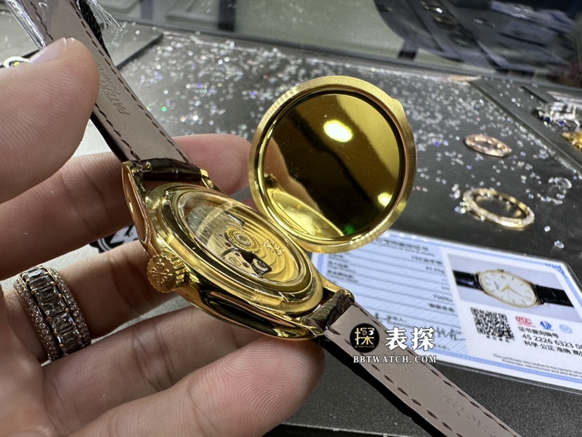 百达翡丽古典表真金真钻定制超A高仿手表男士象牙白盘皮带款背面实拍图