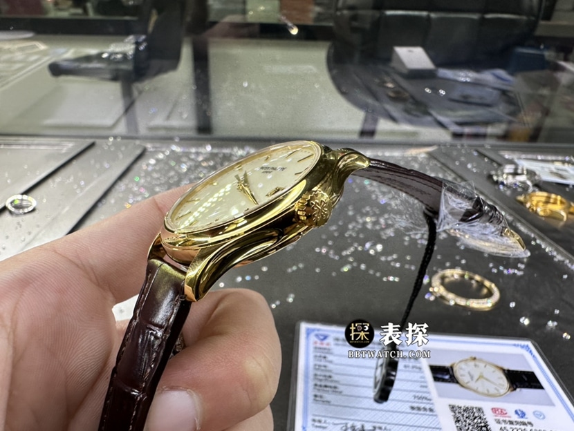 百达翡丽古典表真金真钻定制超A高仿手表男士象牙白盘皮带款侧面实拍图