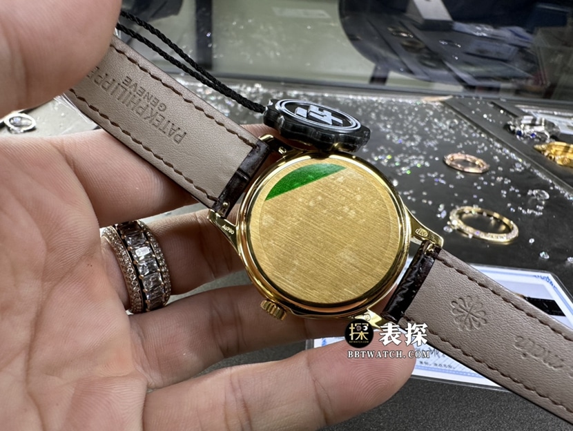 百达翡丽古典表真金真钻定制超A高仿手表男士象牙白盘皮带款背面实拍图
