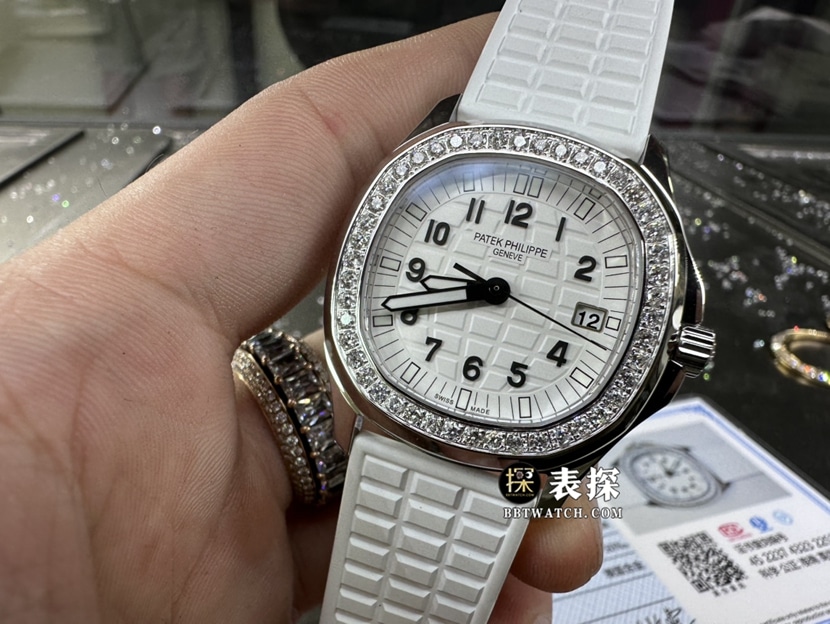 百达翡丽真金真钻定制一比一顶级复刻手表女士白盘镶钻橡胶款正面实拍图