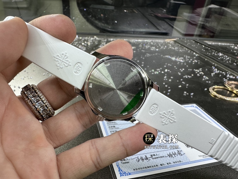百达翡丽真金真钻定制一比一顶级复刻手表女士白盘镶钻橡胶款背面实拍图