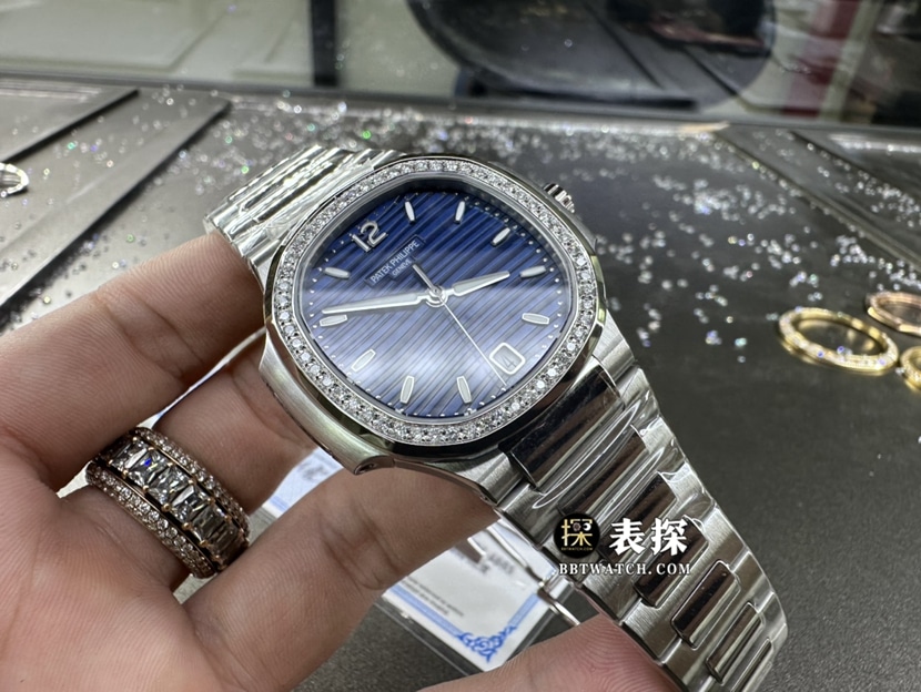 百达翡丽运动优雅真金真钻定制顶级一比一高仿手表女士蓝盘镶钻钢带款侧面实拍图