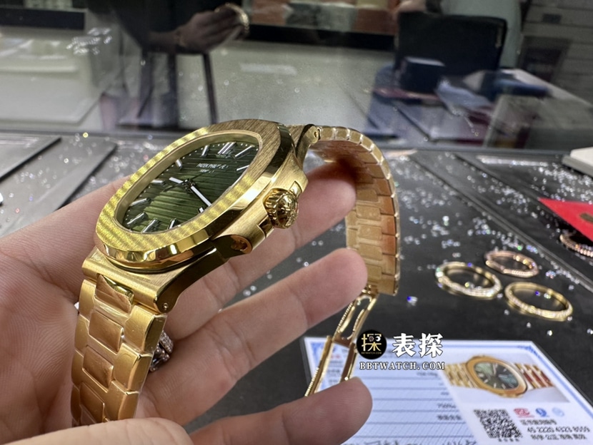 百达翡丽运动优雅真金真钻定制顶级复刻手表男士绿盘黄金壳钢带款侧面实拍图
