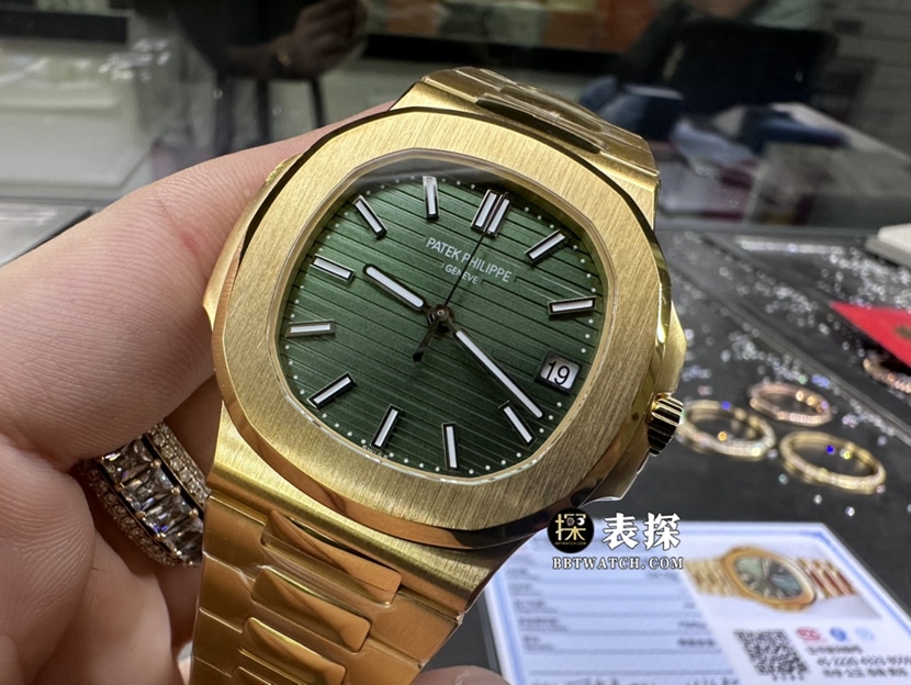百达翡丽运动优雅真金真钻定制顶级复刻手表男士绿盘黄金壳钢带款正面实拍图