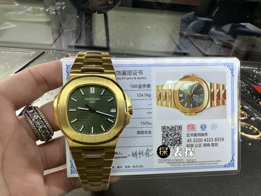 百达翡丽运动优雅真金真钻定制顶级复刻手表男士绿盘黄金壳钢带款整体实拍图