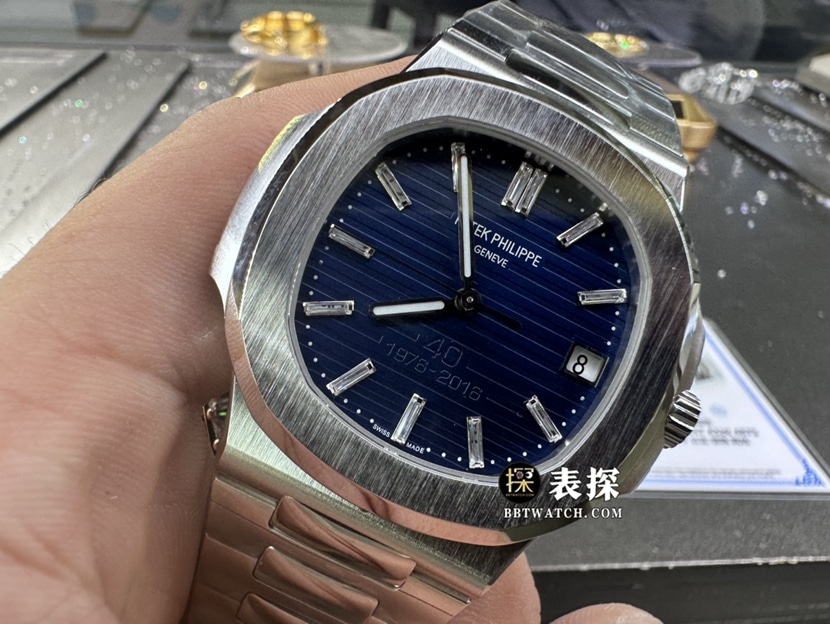 百达翡丽运动优雅真金真钻定制超A高仿手表男士深蓝盘钢带款侧面实拍图