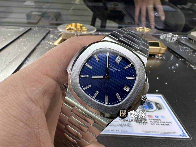 百达翡丽运动优雅真金真钻定制超A高仿手表男士深蓝盘钢带款正面实拍图