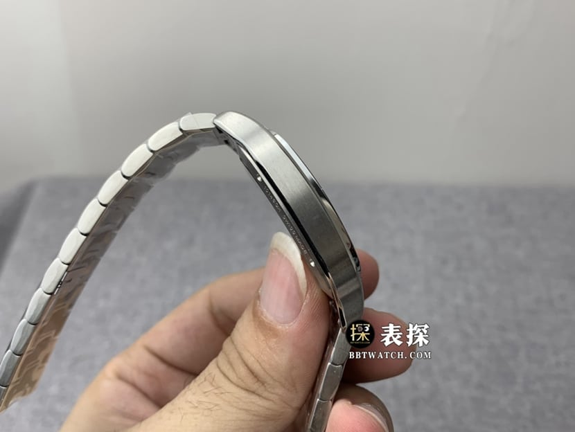 TW厂卡地亚山度士超A高仿手表男士镂空钢带款图片及价格侧面实拍图
