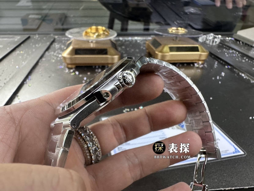 百达翡丽运动优雅真金真钻定制超A高仿手表男士深蓝盘钢带款侧面实拍图