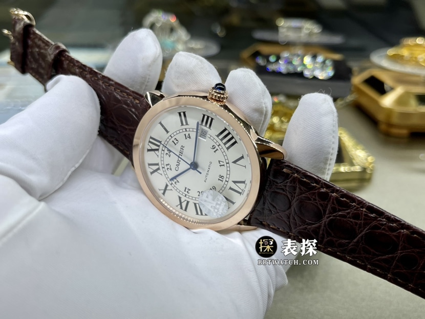 AF厂卡地亚真金真钻定制一比一顶级复刻手表男士银白盘皮带款侧面实拍图