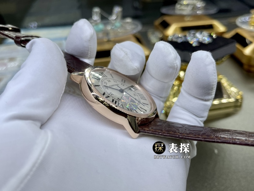 AF厂卡地亚真金真钻定制一比一顶级复刻手表男士银白盘皮带款侧面实拍图