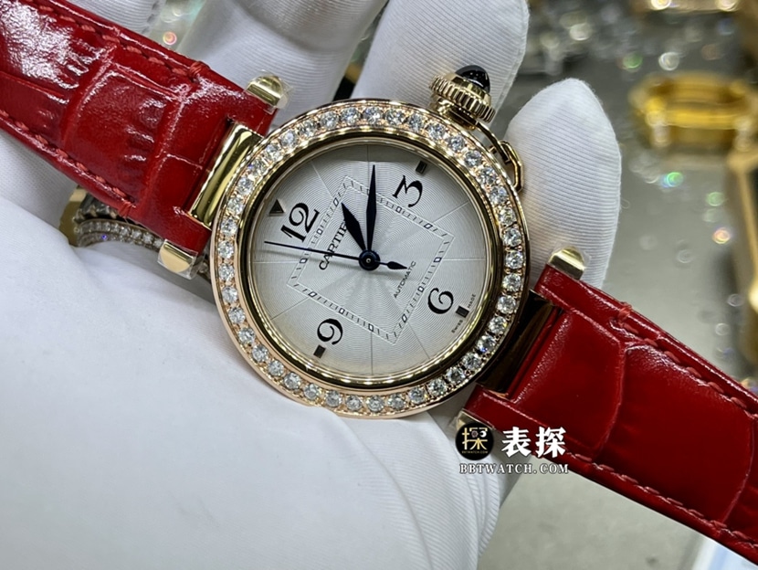 卡地亚帕莎真金真钻定制一比一超A高仿手表女士白盘镶钻皮带款正面实拍图