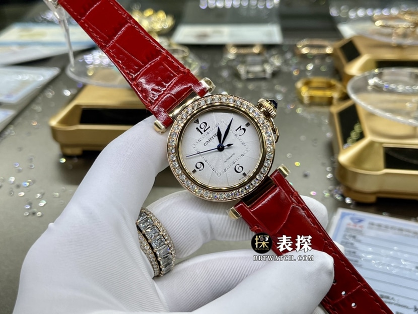 卡地亚帕莎真金真钻定制一比一超A高仿手表女士白盘镶钻皮带款正面实拍图