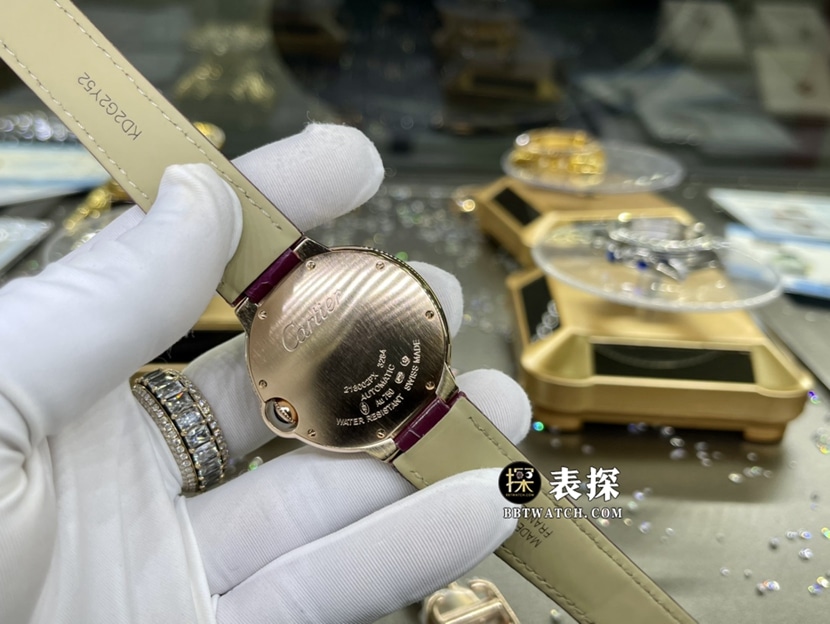 卡地亚蓝气球真金真钻定制超A高仿手表女士银白盘镶钻皮带款背面实拍图