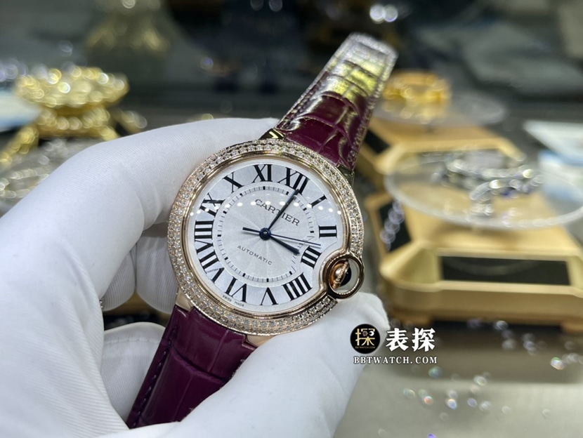 卡地亚蓝气球真金真钻定制超A高仿手表女士银白盘镶钻皮带款正面实拍图
