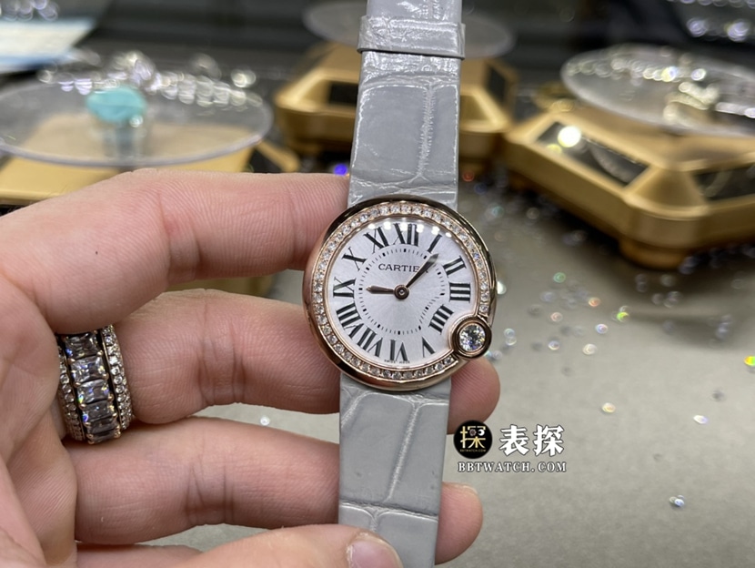 卡地亚真金真钻定制一比一顶级复刻手表女士银盘镶钻皮带款正面实拍图