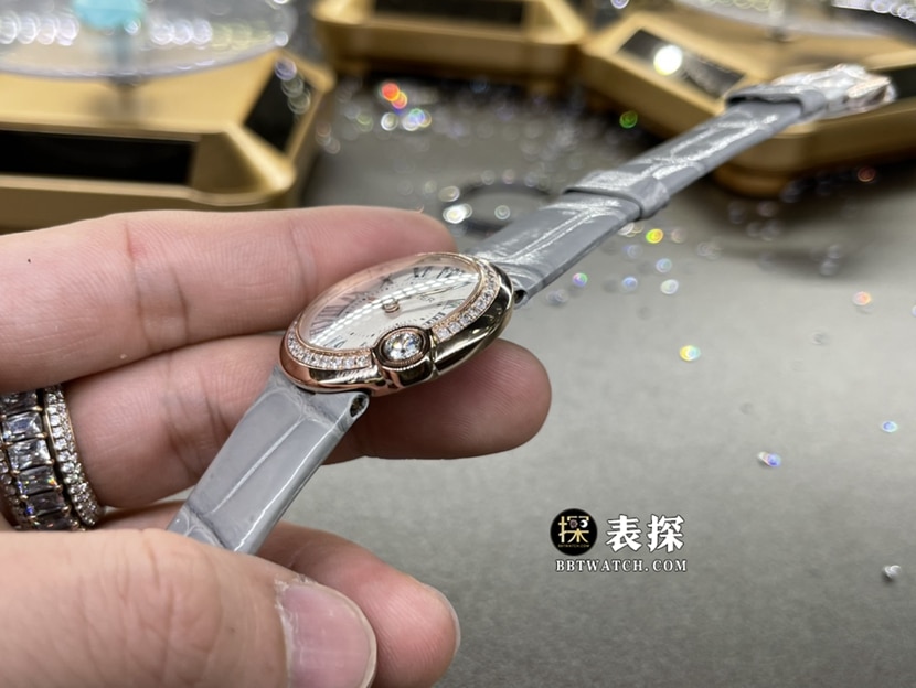 卡地亚真金真钻定制一比一顶级复刻手表女士银盘镶钻皮带款侧面实拍图