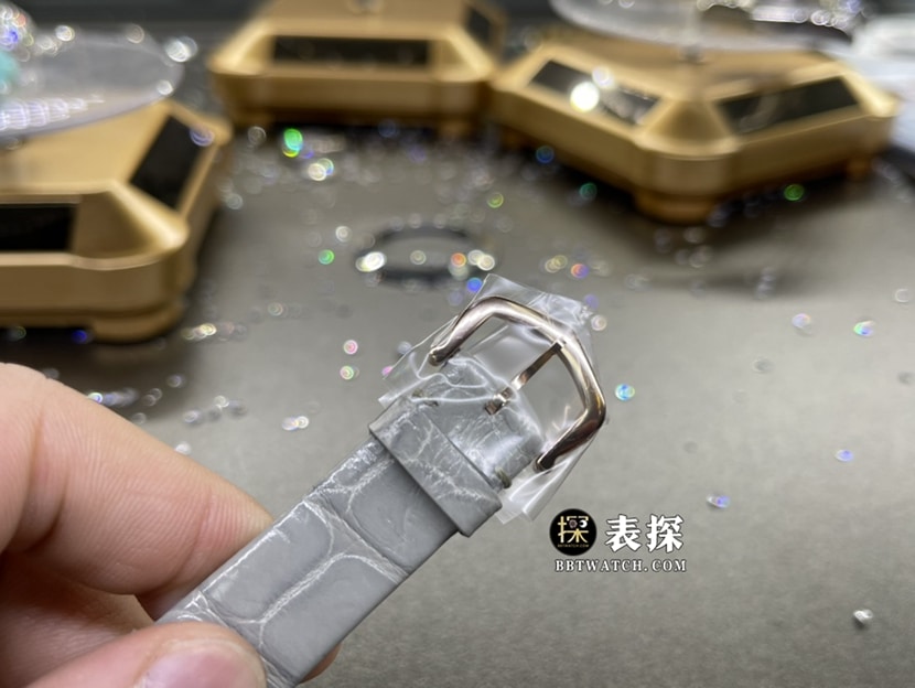 卡地亚真金真钻定制一比一顶级复刻手表女士银盘镶钻皮带款表扣实拍图
