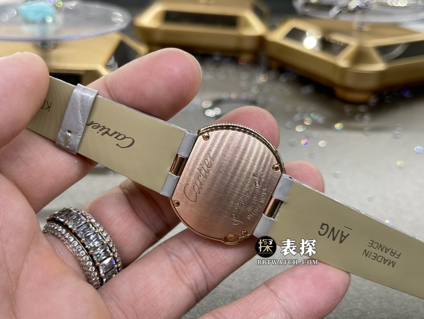 卡地亚真金真钻定制一比一顶级复刻手表女士银盘镶钻皮带款背面实拍图