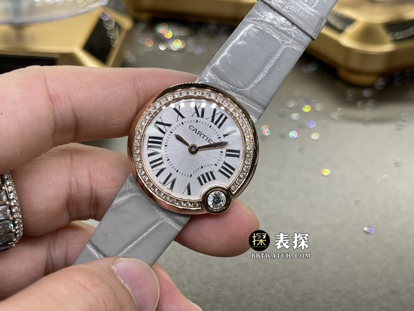 卡地亚真金真钻定制一比一顶级复刻手表女士银盘镶钻皮带款正面实拍图