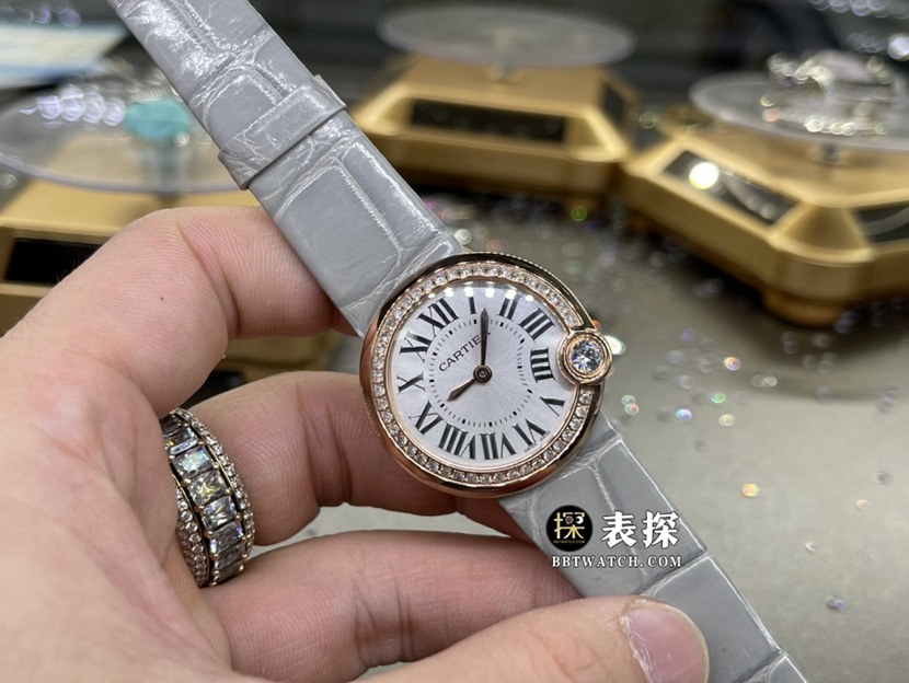 卡地亚真金真钻定制一比一顶级复刻手表女士银盘镶钻皮带款正面实拍图