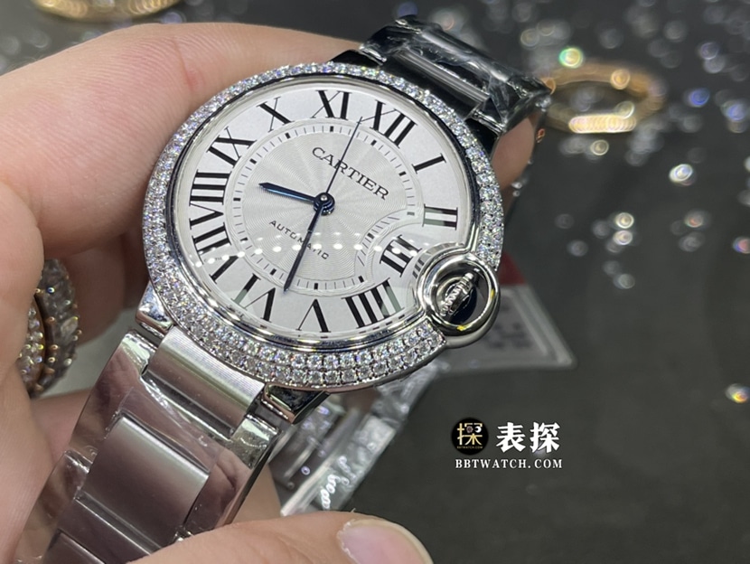 卡地亚蓝气球真金真钻定制顶级一比一精仿手表女士银灰盘镶钻钢带款侧面实拍图