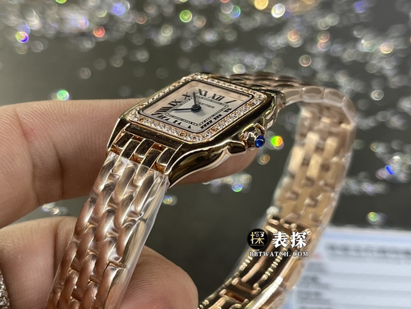卡地亚真金真钻定制顶级一比一高仿手表女士白盘镶钻钢带款侧面实拍图