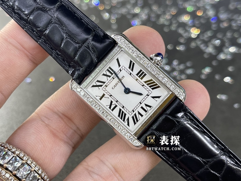 卡地亚坦克真金真钻定制顶级复刻手表女士白盘镶钻皮带款正面实拍图