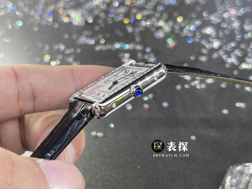 卡地亚坦克真金真钻定制顶级复刻手表女士白盘镶钻皮带款侧面实拍图
