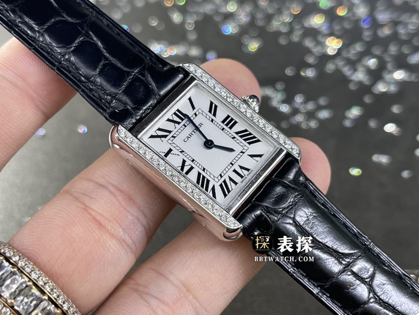卡地亚坦克真金真钻定制顶级复刻手表女士白盘镶钻皮带款正面实拍图